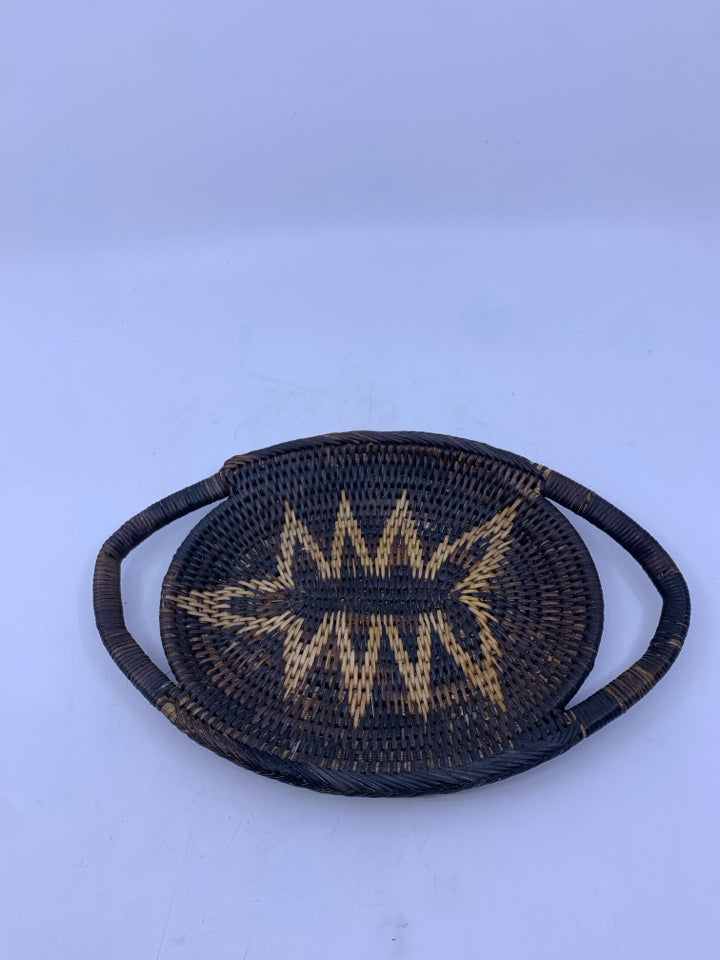 DARK WOVEN BASKET OVAL BASKET TRAY W/ WHITE DESIGN.