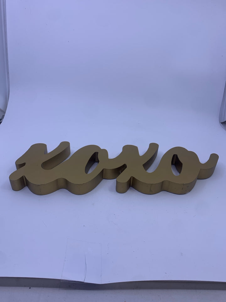 GOLD XOXO SIGN.