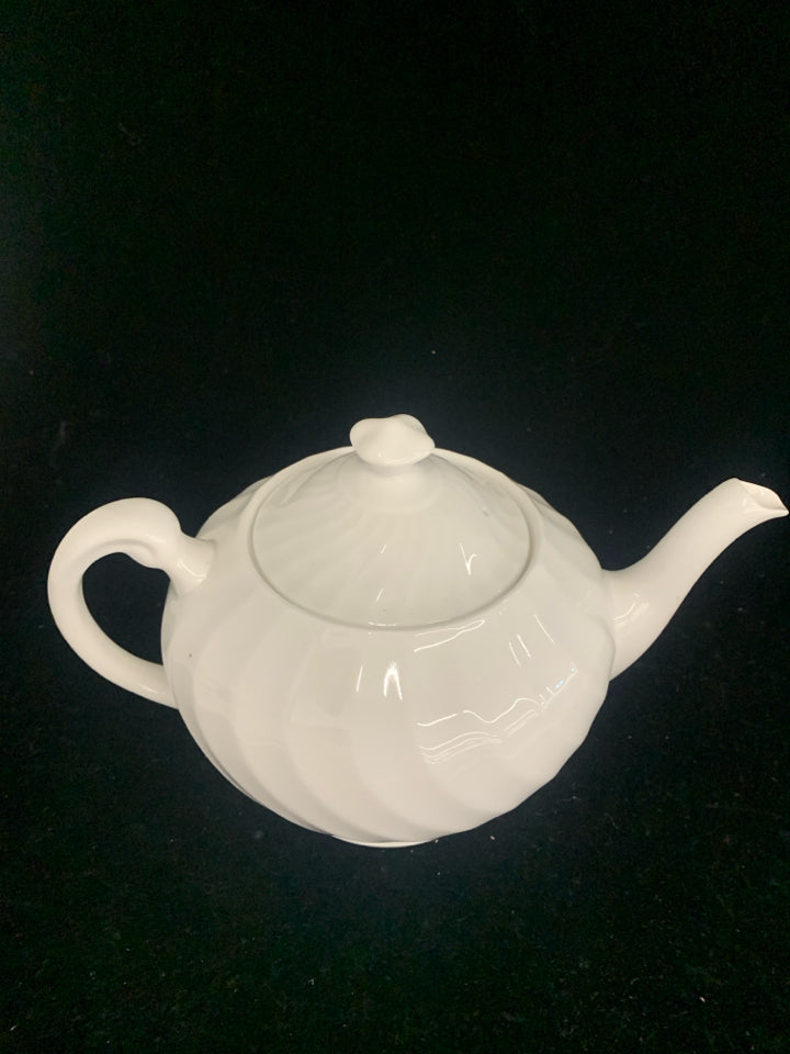 WHITE SLIGHT RIBBED SHORT TEAPOT.