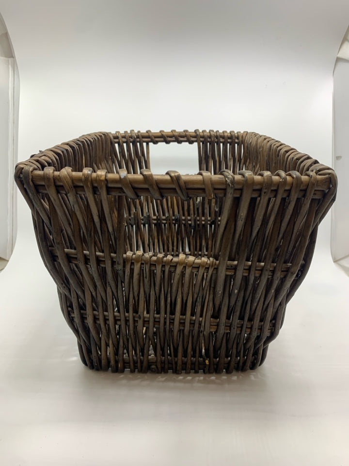 BROWN WICKER BASKET.