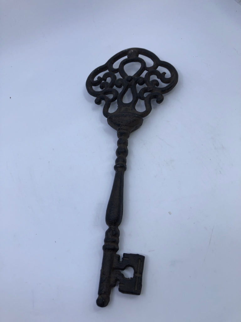 BRONZE SKELETON KEY DECOR.
