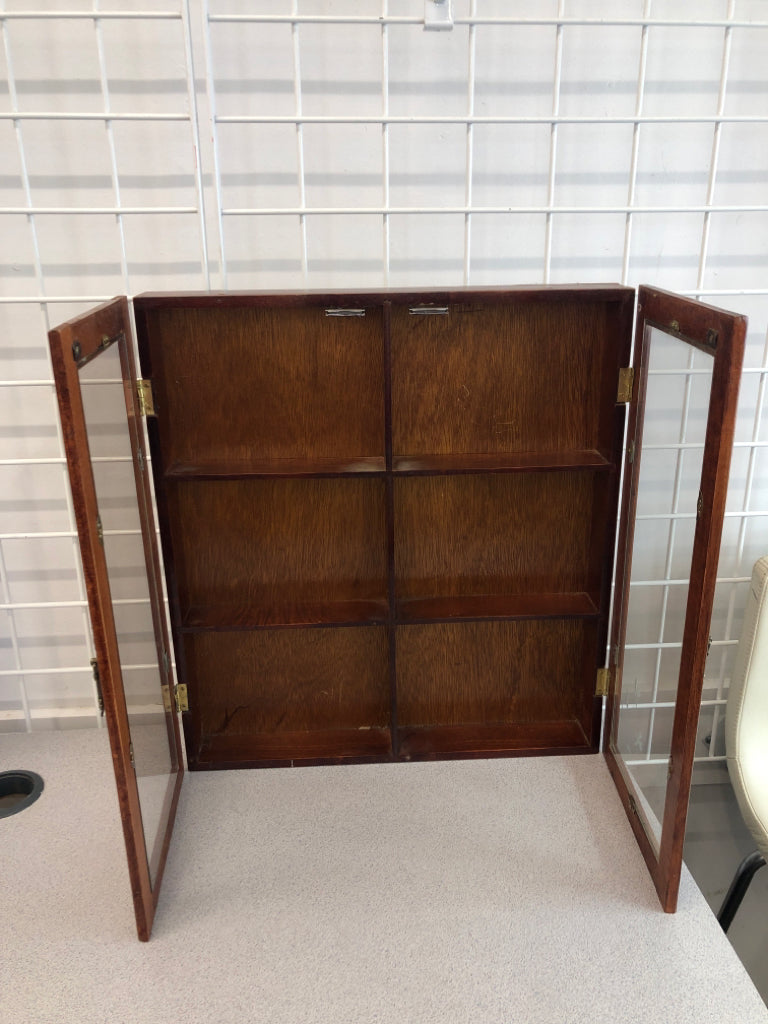 VTG WOODEN WALL DISPLAY CABINET W/ETCHED GLASS FLOWER.
