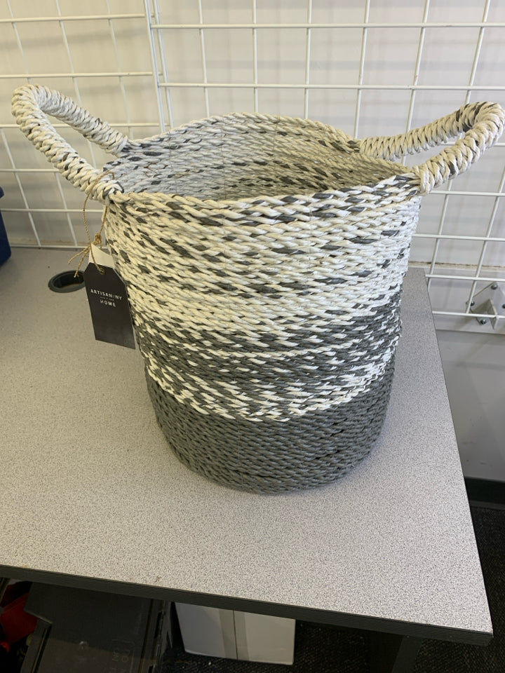 GREY/WHITE WOVEN BASKET WITH HANDLES.