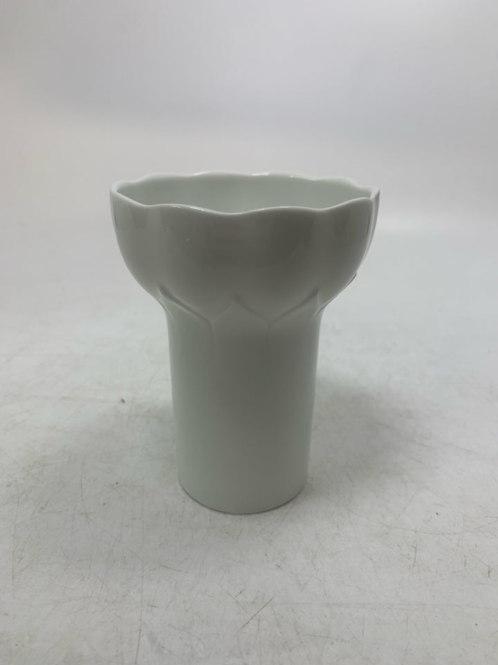 BUD VASE W/ WIDE NECK SCALLOP EDGE.