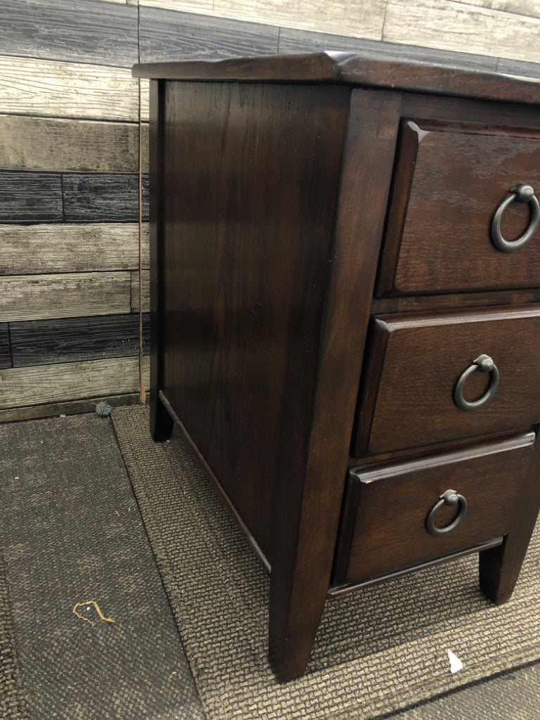 LOOP-HANDLE 3-DRAWER DARK BROWN NIGHTSTAND.