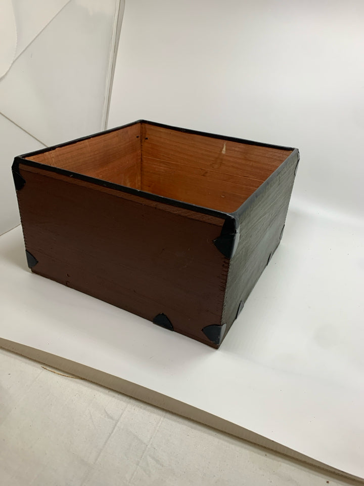 PRIMITIVE GOURDS WOODEN DECORATIVE BOX.