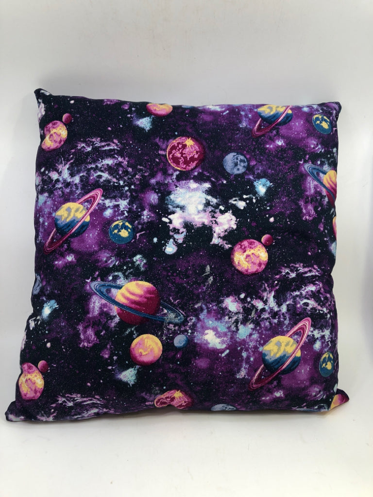 GALAXY PRINT ACCENT PILLOW.