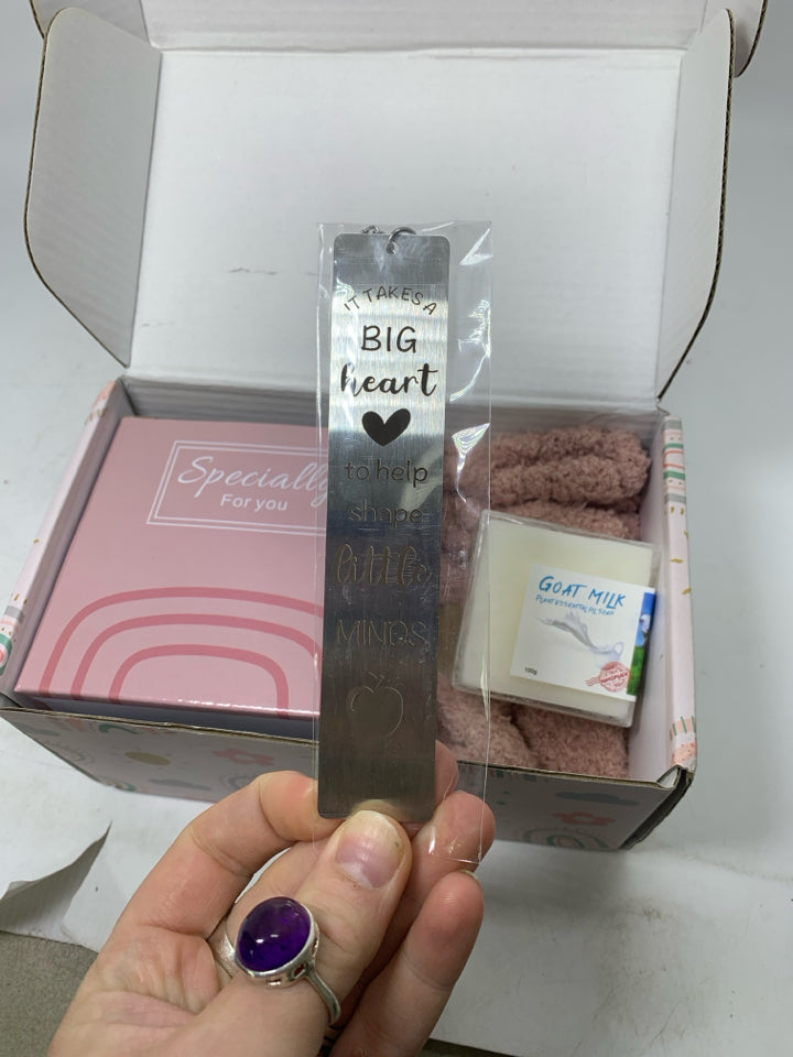 NIP BEST TEACHER EVER 6PC GIFT PACKAGE.