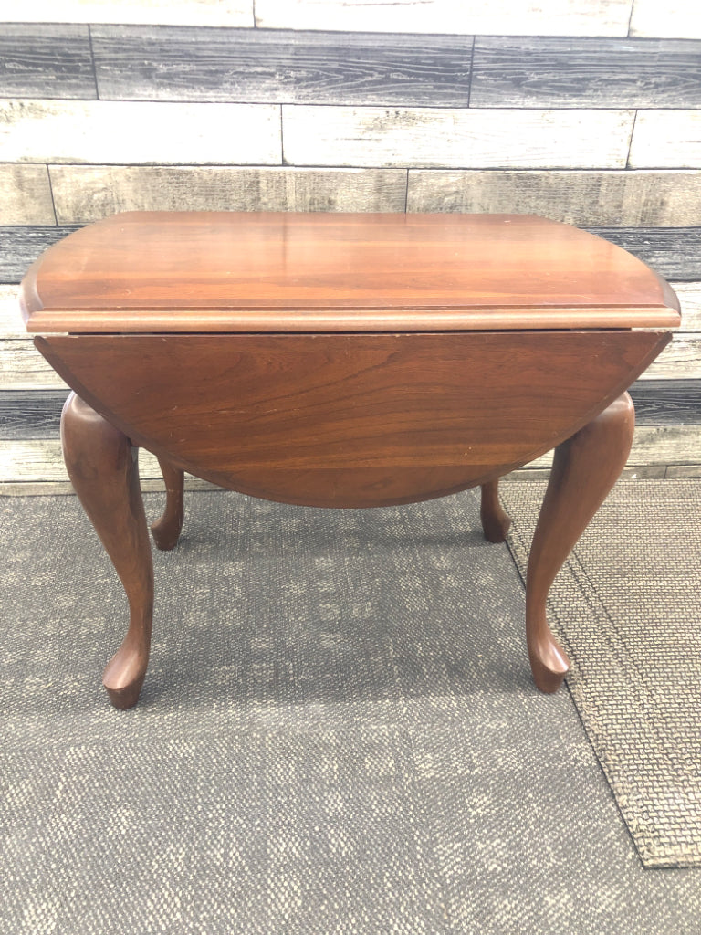 OVAL CHERRY WOOD DROP SIDE TABLE.