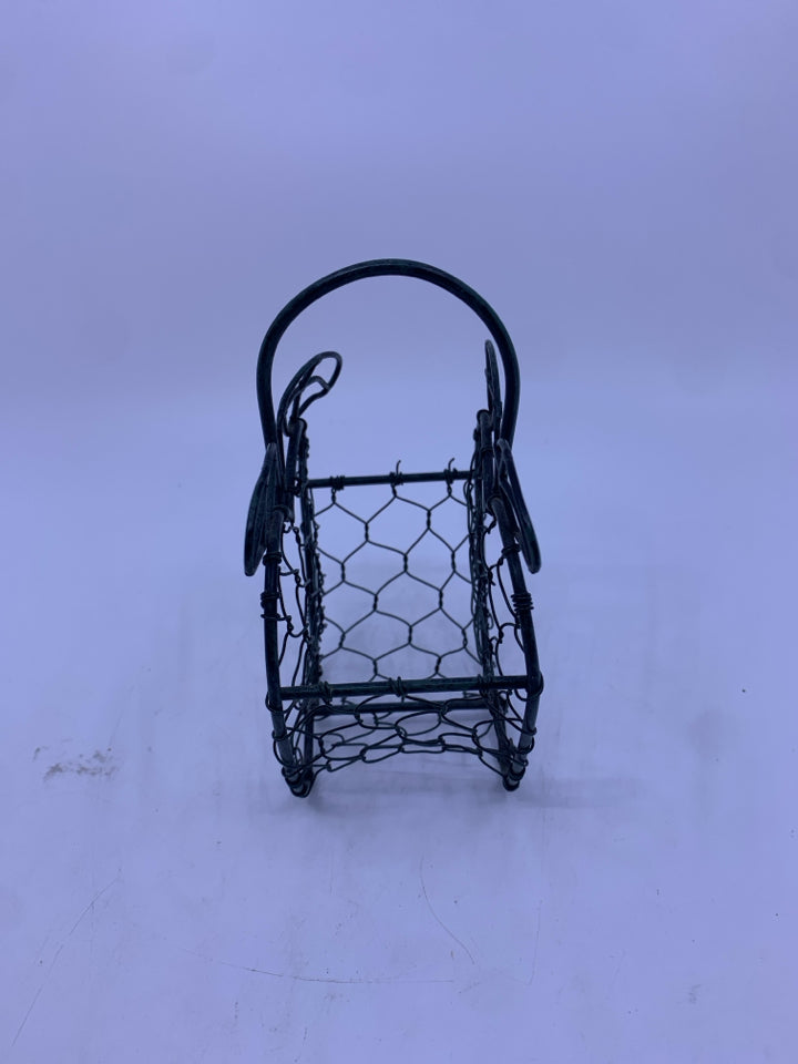 SMALL GREEN APPLE CHICKEN WIRE BASKET.