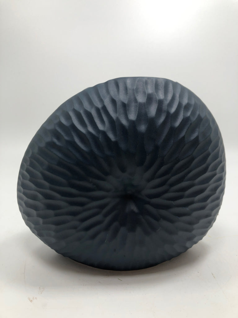 SM CERAMIC BLUE ROUND VASE.