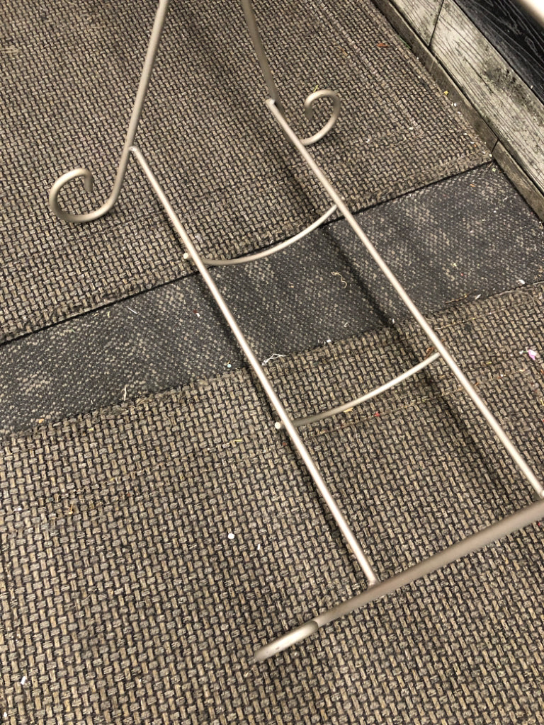 METAL QUILT RACK.