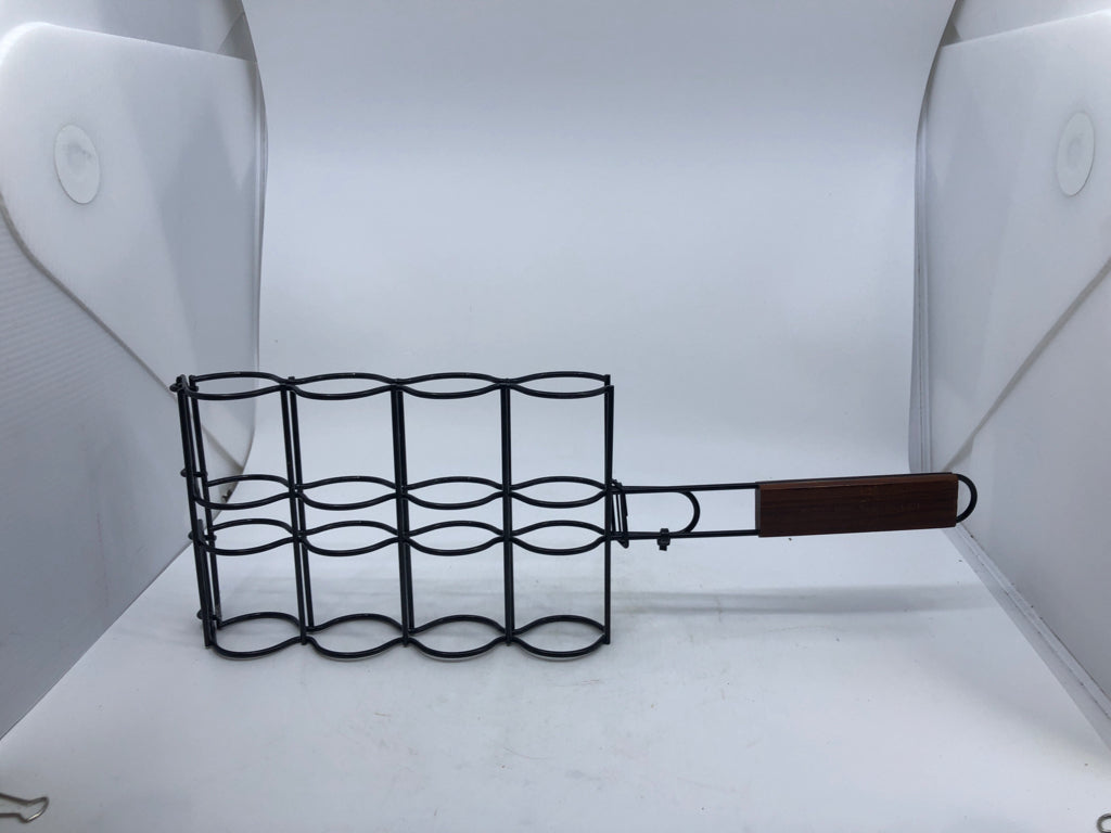 BLACK METAL CORN COB GRILLER.