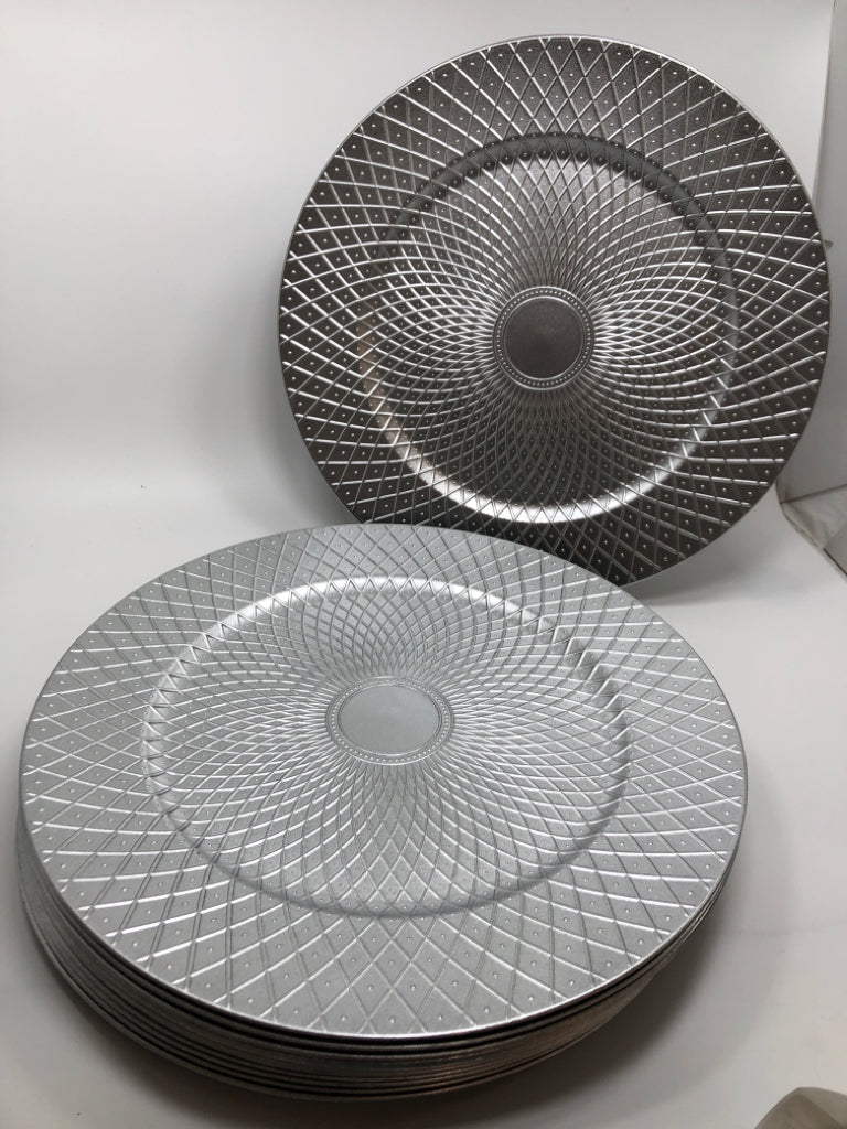 12PC SILVER SPIRO PLASTIC CHARGER PLATES.