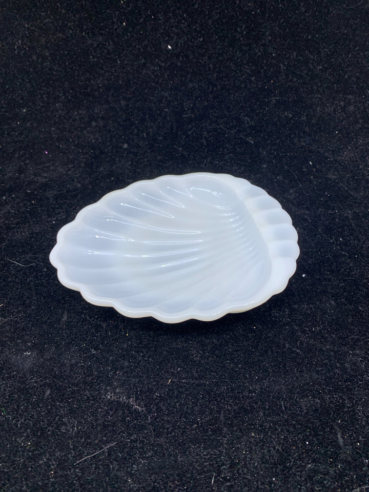 VTG WHITE MILK GLASS CLAM SEASHELL ASHTRAY.