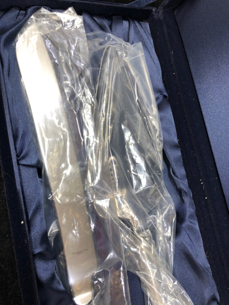 2PC SILVER CAKE SERVING SET.