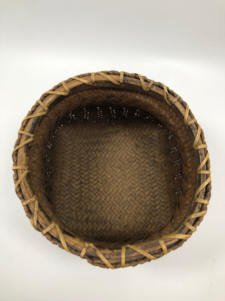 2 TONED SQUARE BOTTOM WICKER BASKET.