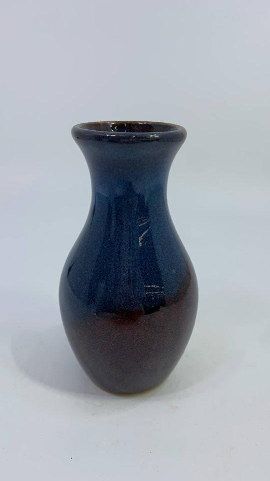 BROWN/BLUE CERAMIC BUD VASE.
