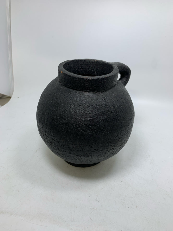 HEAVY MATTE BLACK CIRCLE TEXTURED VASE W/ SMALL HANDLE.