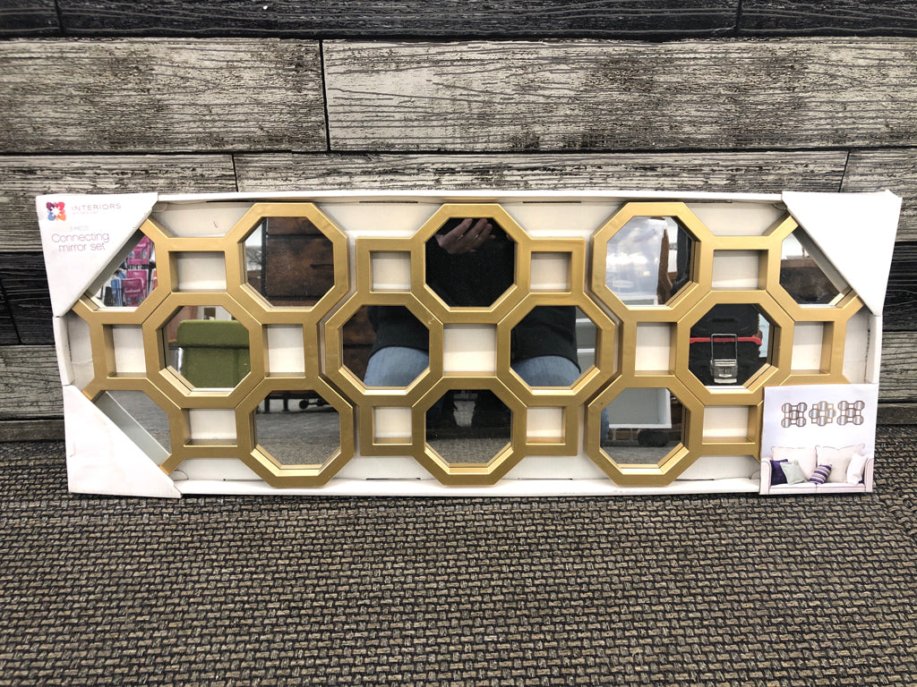 NIP GOLD PLASTIC CONNECTING MIRROR SET.