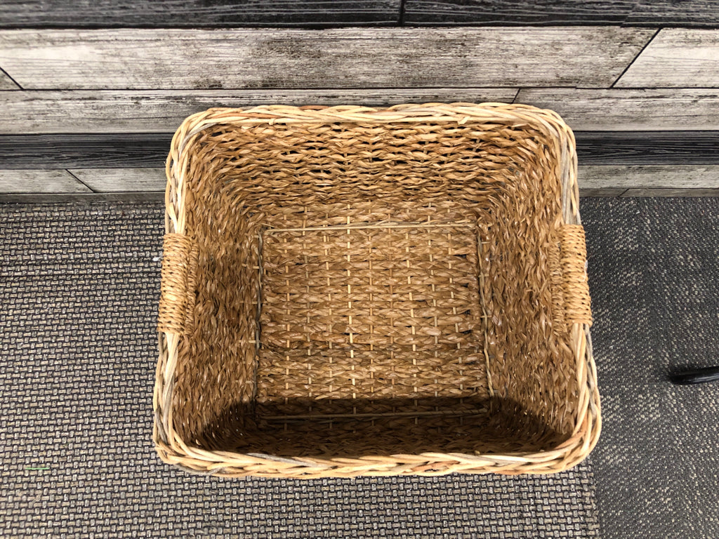 BLONDE WOVEN BASKET W HANDLES.