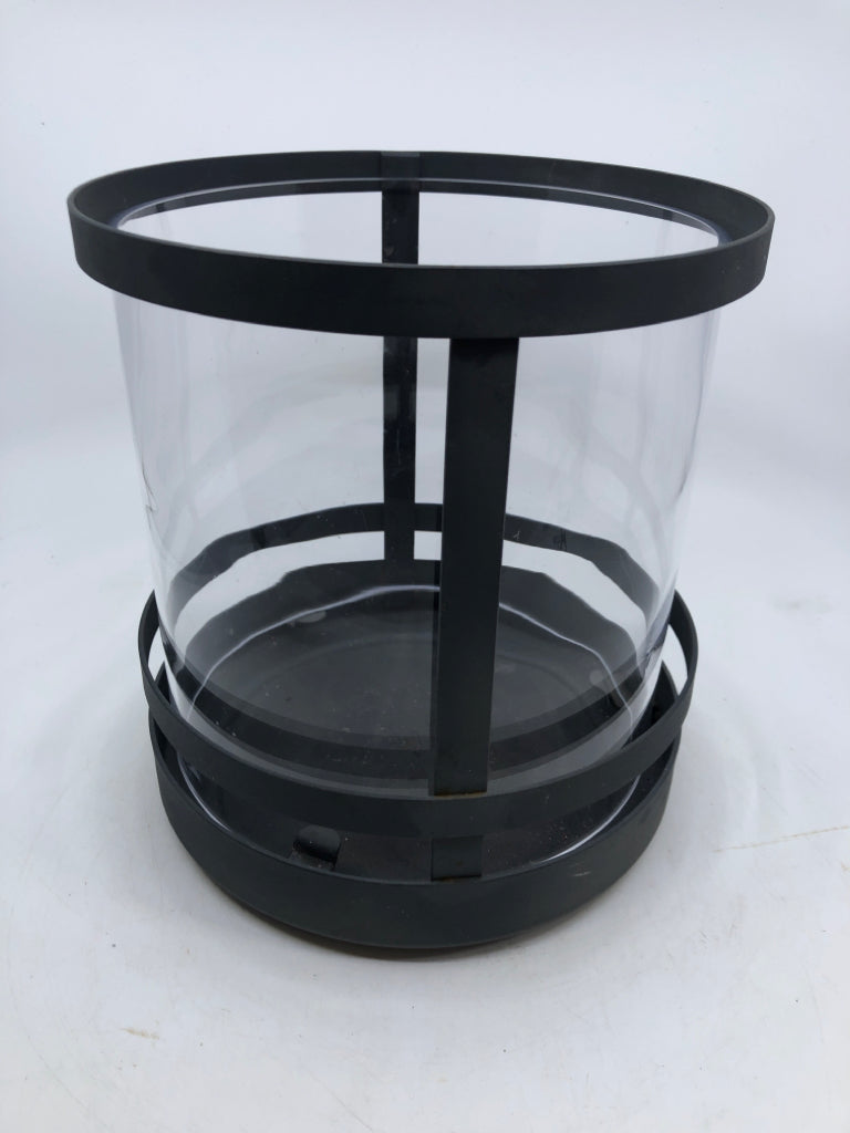 LARGE ROUND GLASS HURRICANE IN METAL HOLDER.