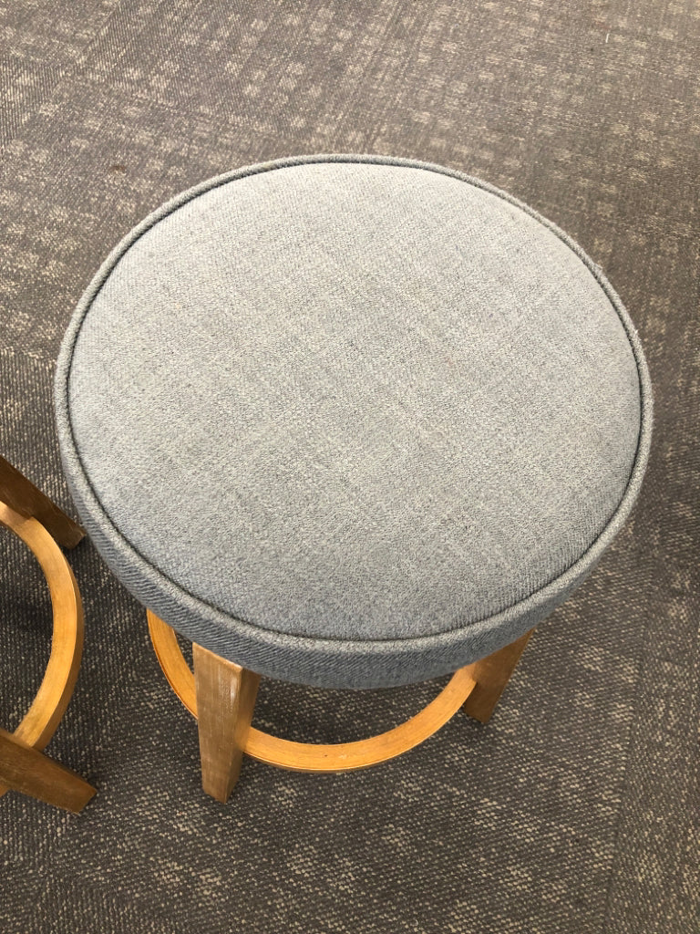 3 SWIVEL BAR STOOLS W/GRAY SEAT.
