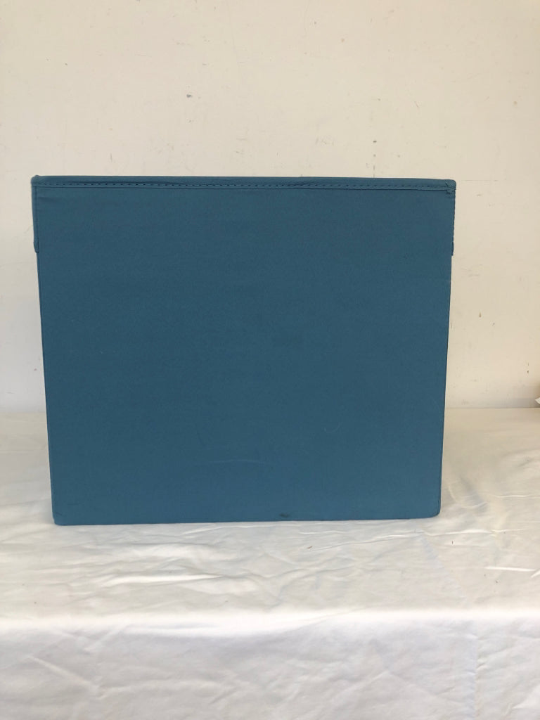 BLUE FOLDABLE STORAGE CUBE.