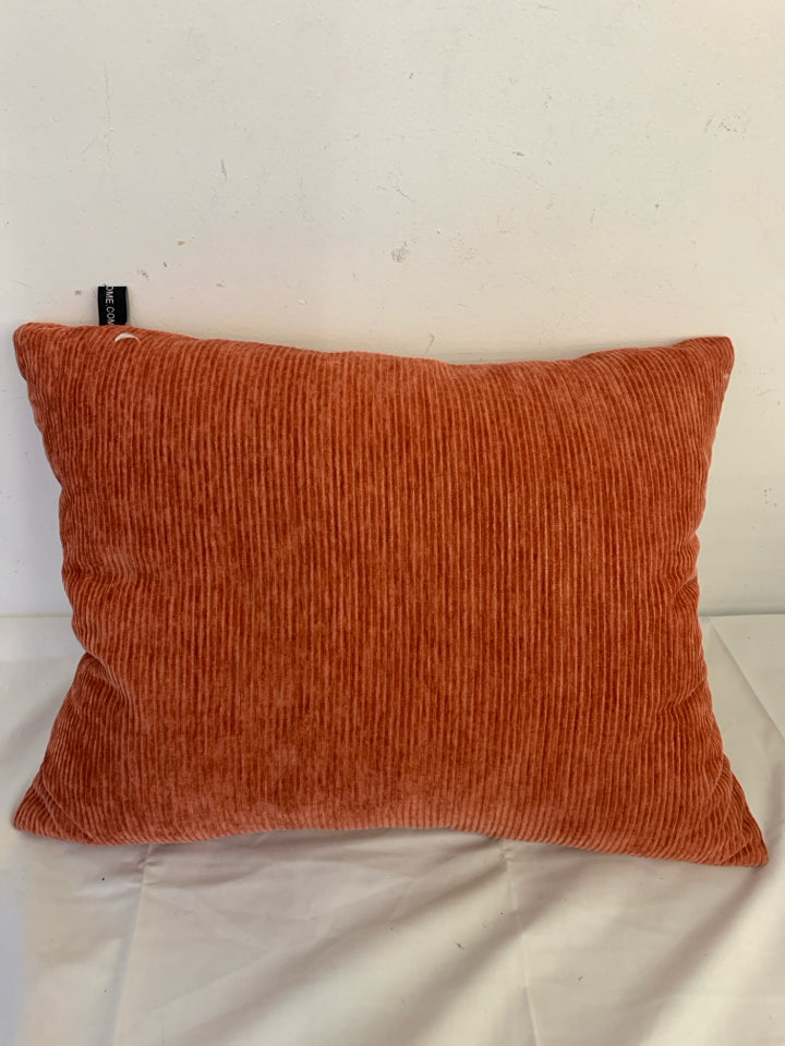 RED RECTANGLE RIBBED PILLOW.