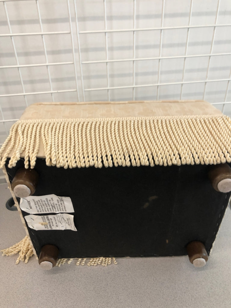 VTG-STYLE TASSEL FOOT REST.