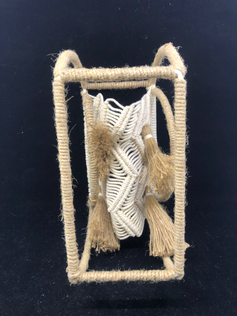 SMALL WHITE WOVEN MACRAME WINE BOTTLE HOLDER.