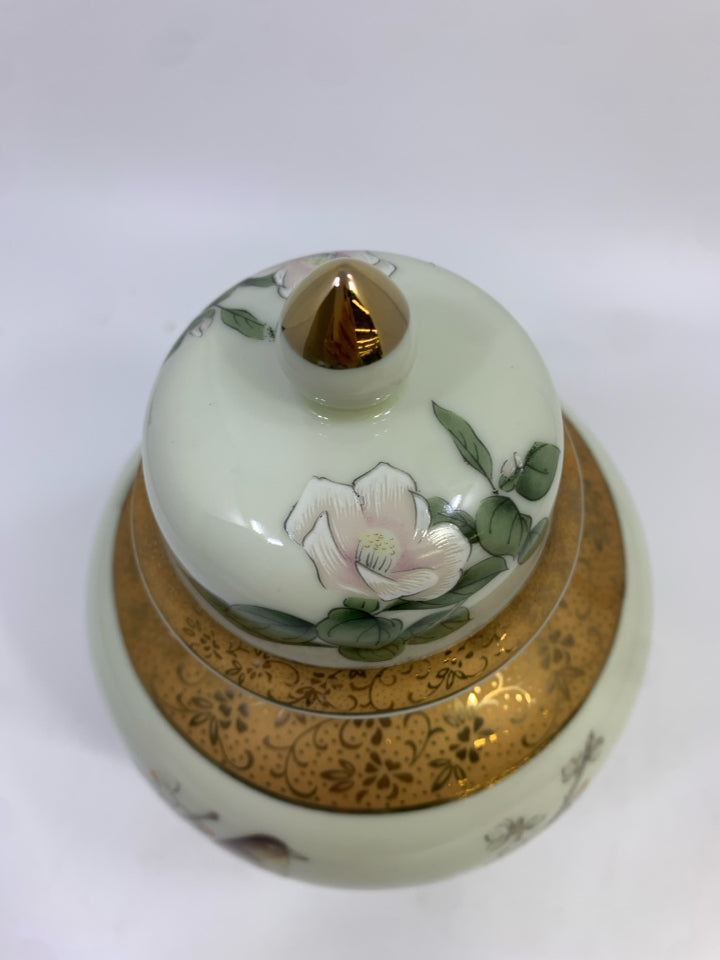 WHITE FLOWER PORCELAIN URN W/GOLD TRIM.
