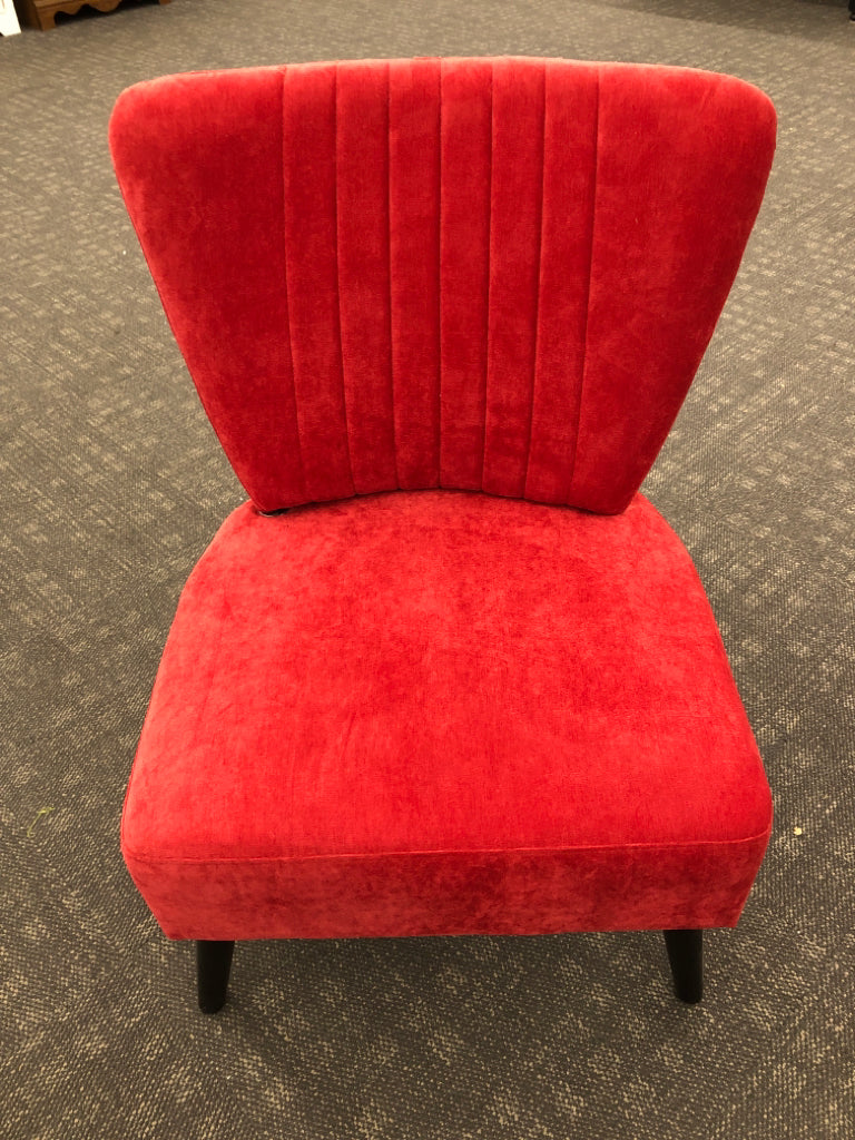 RED VELVET ACCENT CHAIR PLEATED BACK DESIGN W/DARK WOOD LEGS.