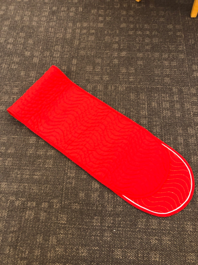 RED/GOLD TABLE RUNNER W/WHITE RIM.