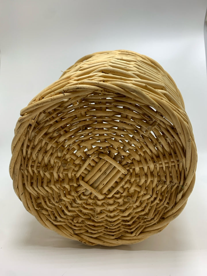 BLOND WICKER BIN.