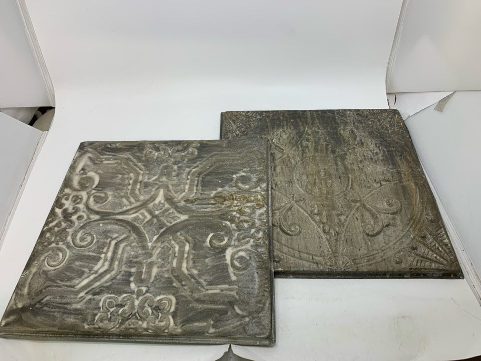 2 LIGHTWEIGHT METAL HAMMERED DISTRESSED WALL HANGINGS.