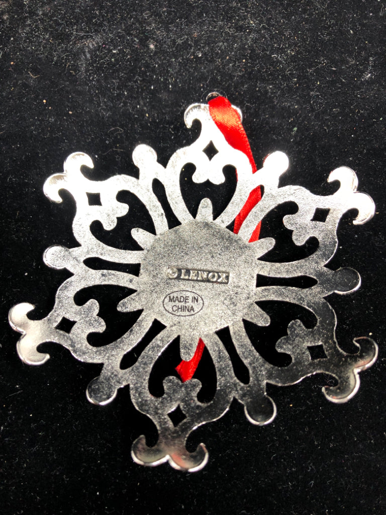 NIB LENOX BEJEWEL SNOWFLAKE ORNAMENT.