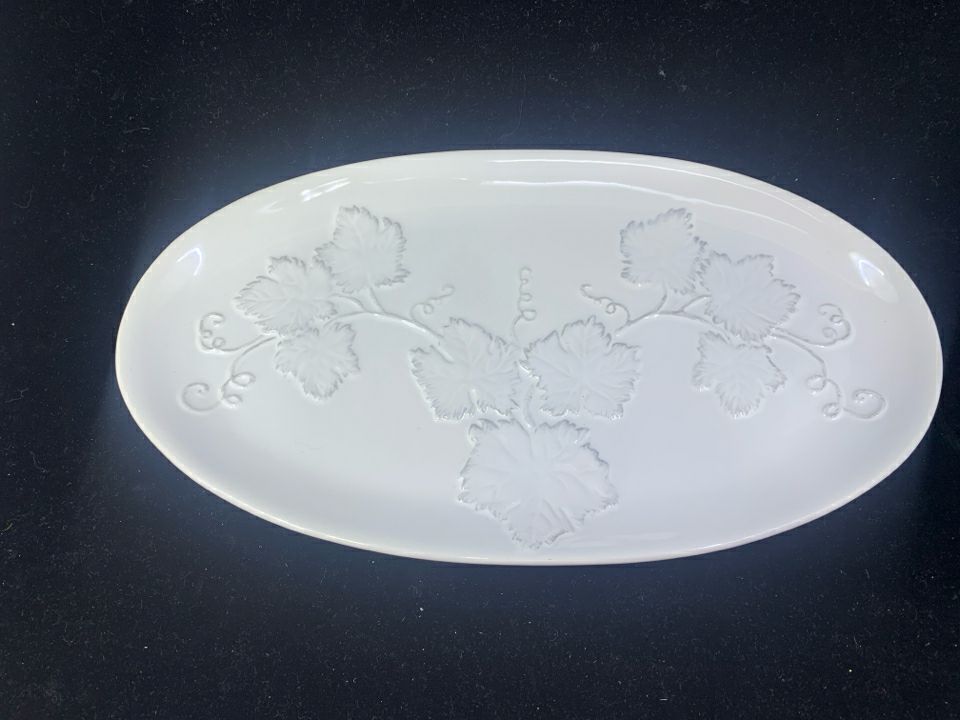 OVAL EMBOSSED WHITE LEAF TRAY.