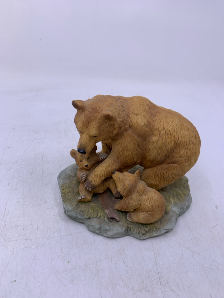 CERAMIC MOM/ BABIES BEARS.