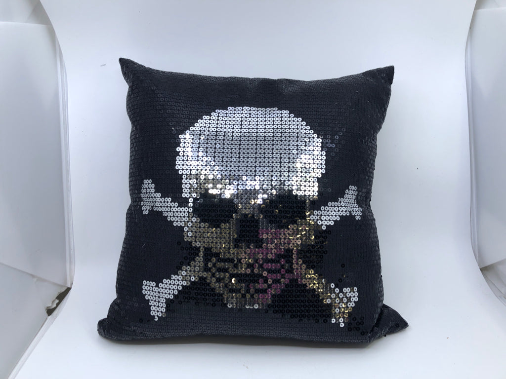BLACK SKULL PILLOW.