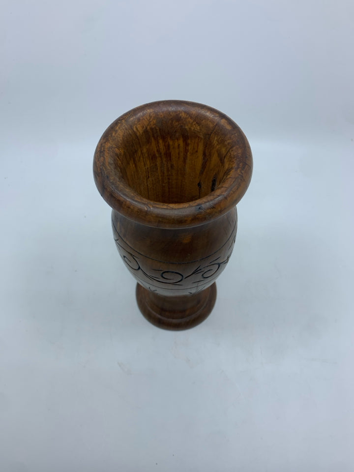 VTG CARVED WOOD VASE W/LEAF DESIGN.