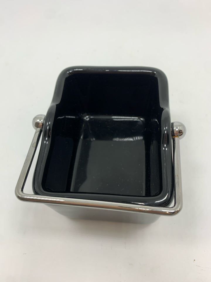 BLACK CERAMIC BASKET W/METAL HANDLE.