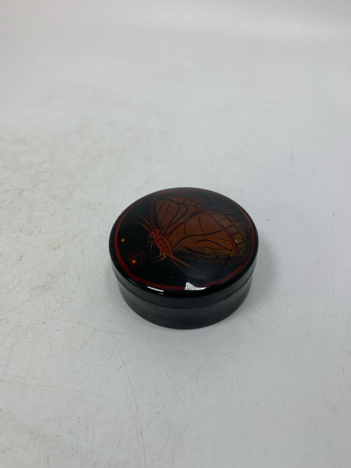 SMALL BLACK GLOSSY CIRCLE TRINKET BOX W/ BUTTERFLY.