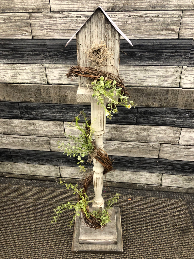 PRIMITIVE BIRDHOUSE W/WRAPPED LEAVES.
