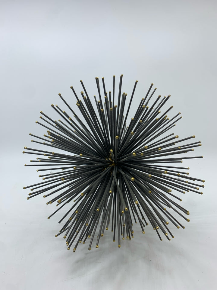 SILVER METAL STARBURST W/GOLD TIPS.