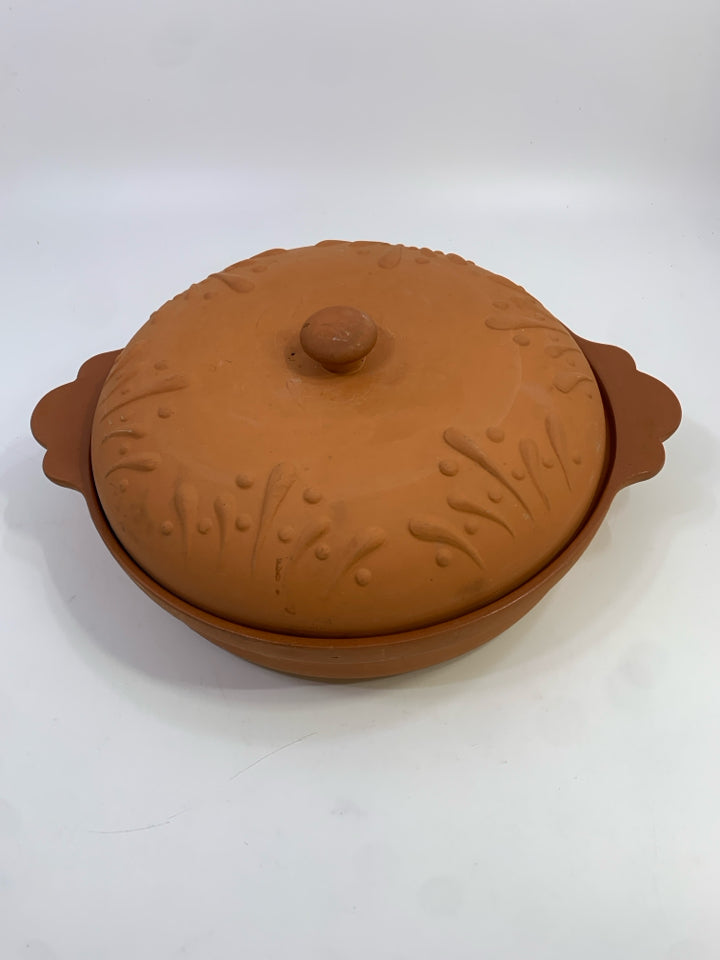 ROUND TERRA COTTA CLAY BAKING DISH W/LID AND HANDLES.