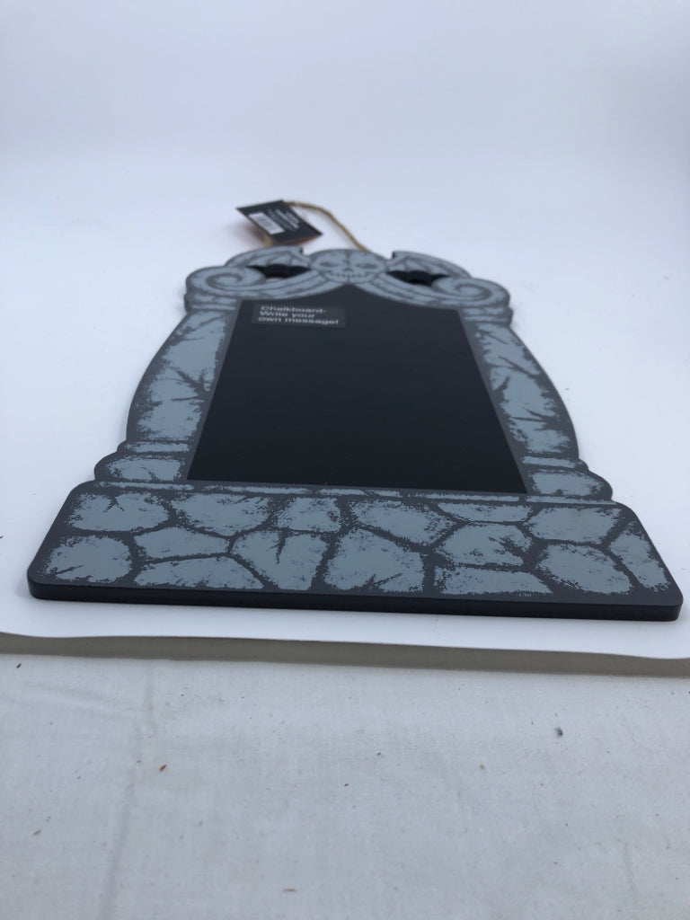 GREY SKULL SMALL CHALKBOARD WALL HANGING.