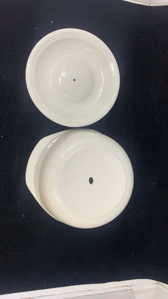 NIB WHITE & BLUE CASSEROLE DISH W/COVER.