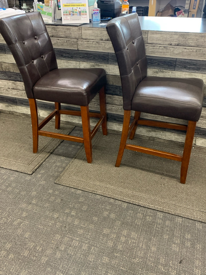 2 BROWN FAUX LEATHER BAR STOOLS.