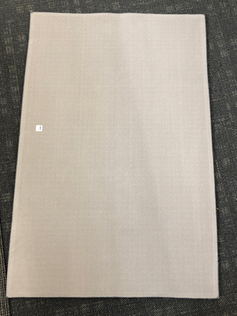 WHITE/ GREY FLORAL RUG.